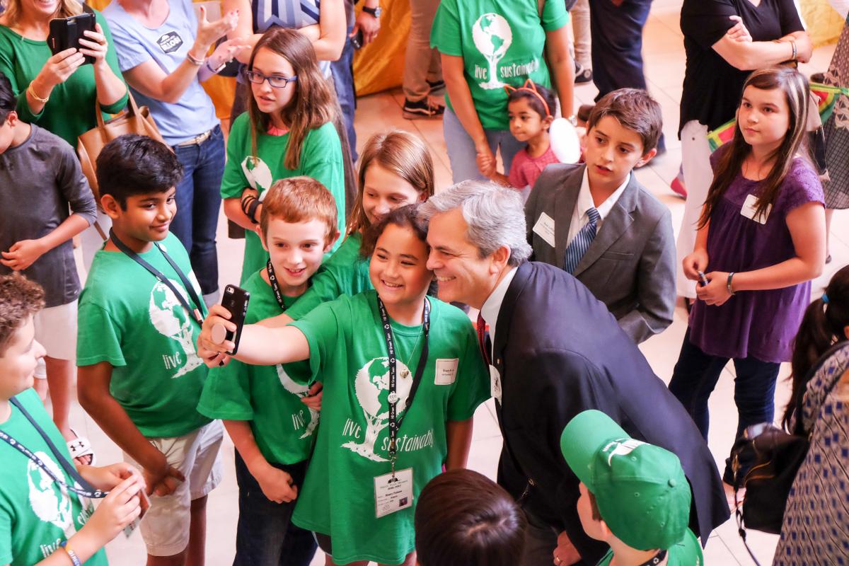 Mayor Steve Adler poses for selfies with Student Innovation Showcase students